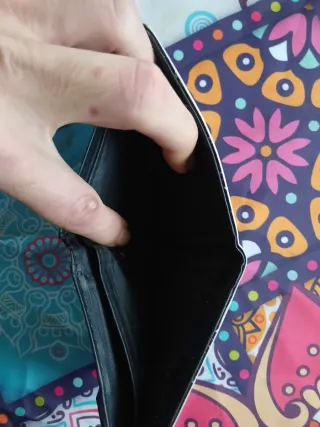 Cartera con diseño de calavera