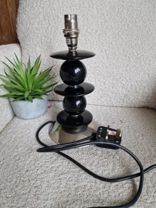 Pie de lámpara antiguo negro pesado