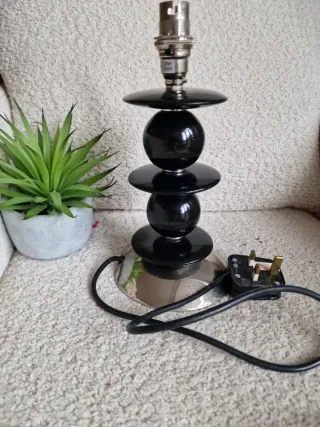 Pie de lámpara antiguo negro pesado