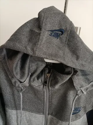 Chandal deportivo gris con logo Nike bordado