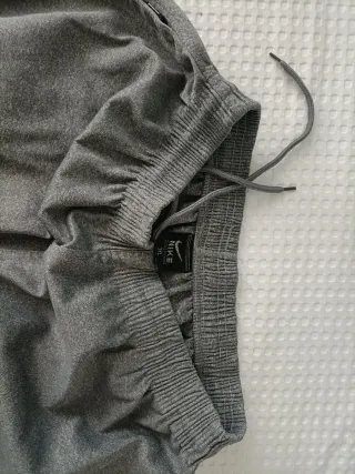 Chandal deportivo gris con logo Nike bordado