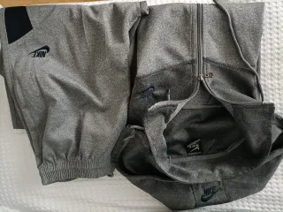 Chandal deportivo gris con logo Nike bordado