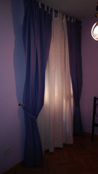 Cortinas de tela azules y blancas