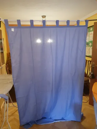 Cortinas de tela azules y blancas