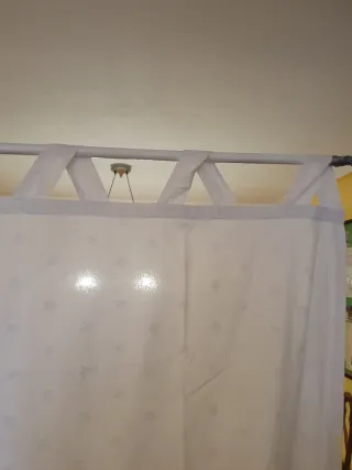 Cortinas de tela azules y blancas