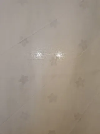 Cortinas de tela azules y blancas