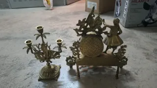 Reloj y candelabros de metal dorado a juego