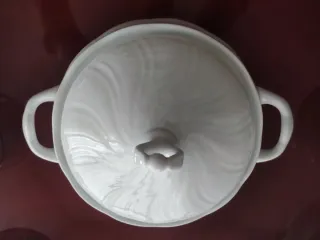 Sopera de porcelana blanca