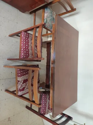 Mesa de comedor de madera con sillas