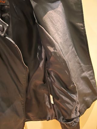 Giacca nera in pelle da donna