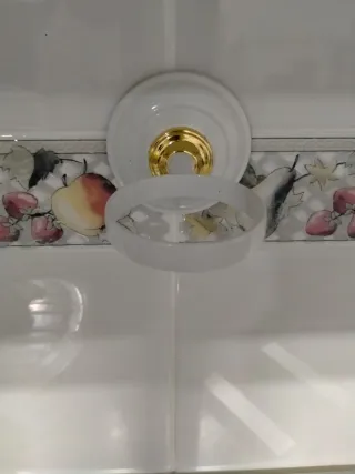 Toallero y accesorios baño blancos y dorados