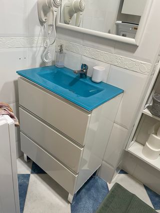 Mueble de baño lavabo azul y grifo