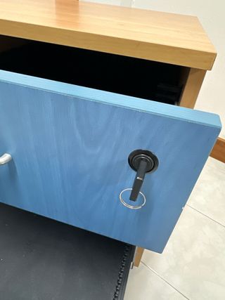 Cajonera de oficina azul y madera