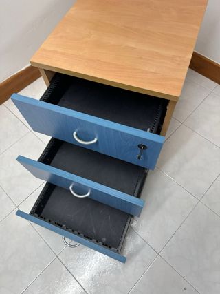 Cajonera de oficina azul y madera