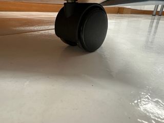 Cajonera de oficina azul y madera