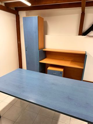 Cajonera de oficina azul y madera