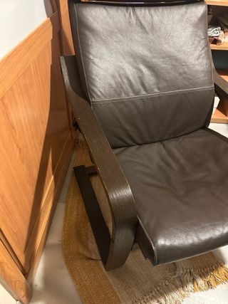 Mecedora de cuero y madera