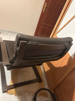 Mecedora de cuero y madera