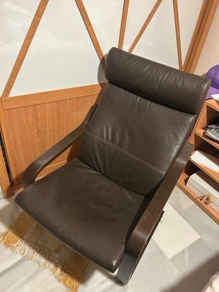 Mecedora de cuero y madera