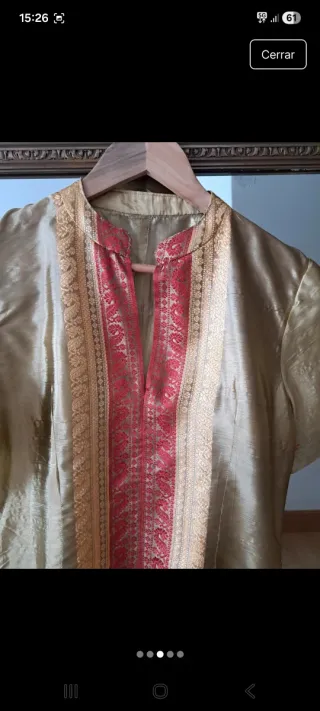 Blusa de seda dorada con detalles rojos