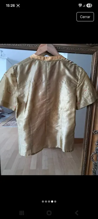 Blusa de seda dorada con detalles rojos