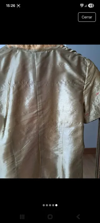 Blusa de seda dorada con detalles rojos