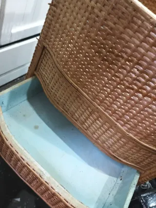 Cómoda de ratán con 4 cajones para restaurar