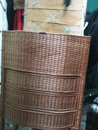 Cómoda de ratán con 4 cajones para restaurar