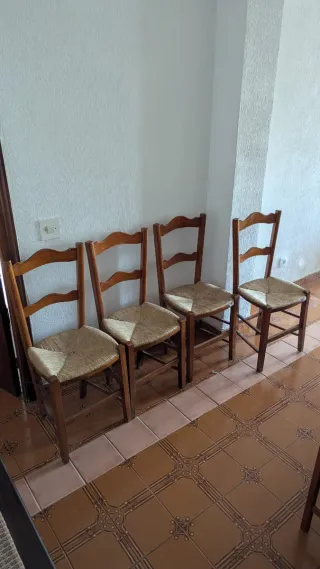 4 Sillas de madera y ratán