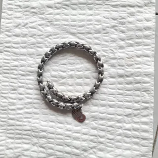 Pulsera de material plateado