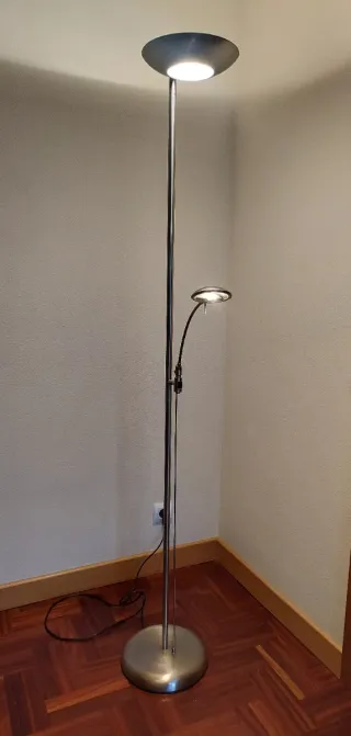 Lámpara de pie moderna metal y plástico