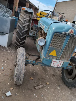 Tractor Ebro 55 LOTE APEROS Y REMOLQUE