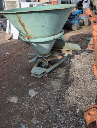 Tractor Ebro 55 LOTE APEROS Y REMOLQUE