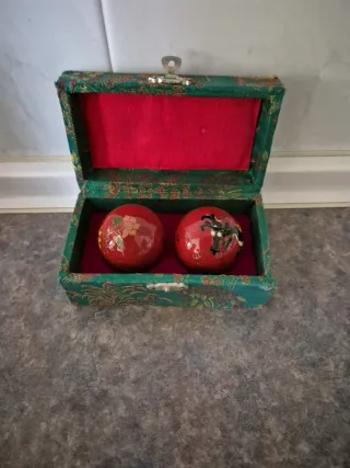 Caja decorativa con 2 bolas chinas