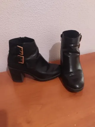 Botines negros Zara con hebillas doradas