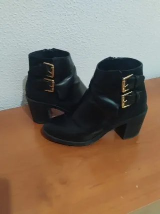 Botines negros Zara con hebillas doradas