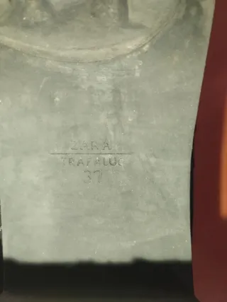 Botines negros Zara con hebillas doradas