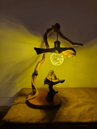 Lampada da tavolo in legno e vetro