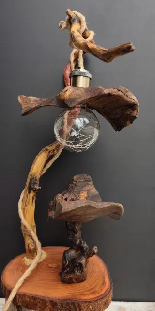 Lampada da tavolo in legno e vetro