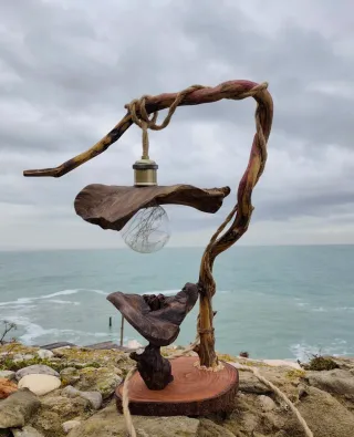 Lampada da tavolo in legno e vetro