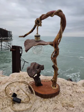 Lampada da tavolo in legno e vetro