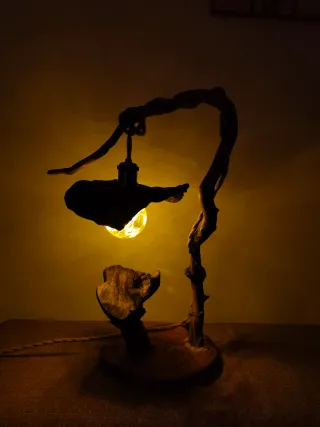 Lampada da tavolo in legno e vetro