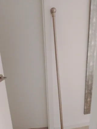 Barra de cortina de metal plateada extensible