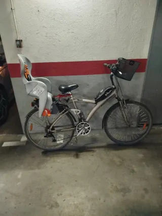 Bicicleta Paseo Decathlon con Silla y Cesta