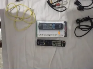 Lote di cavi vari, spina, telecomandi TV