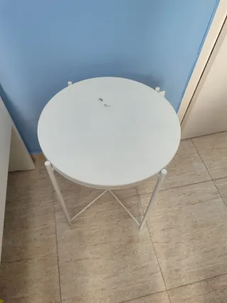 Mesa auxiliar redonda metálica blanca con bandeja