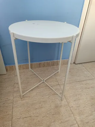 Mesa auxiliar redonda metálica blanca con bandeja