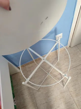 Mesa auxiliar redonda metálica blanca con bandeja