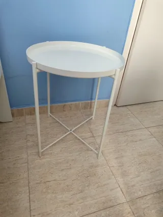 Mesa auxiliar redonda metálica blanca con bandeja