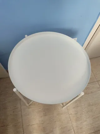 Mesa auxiliar redonda metálica blanca con bandeja